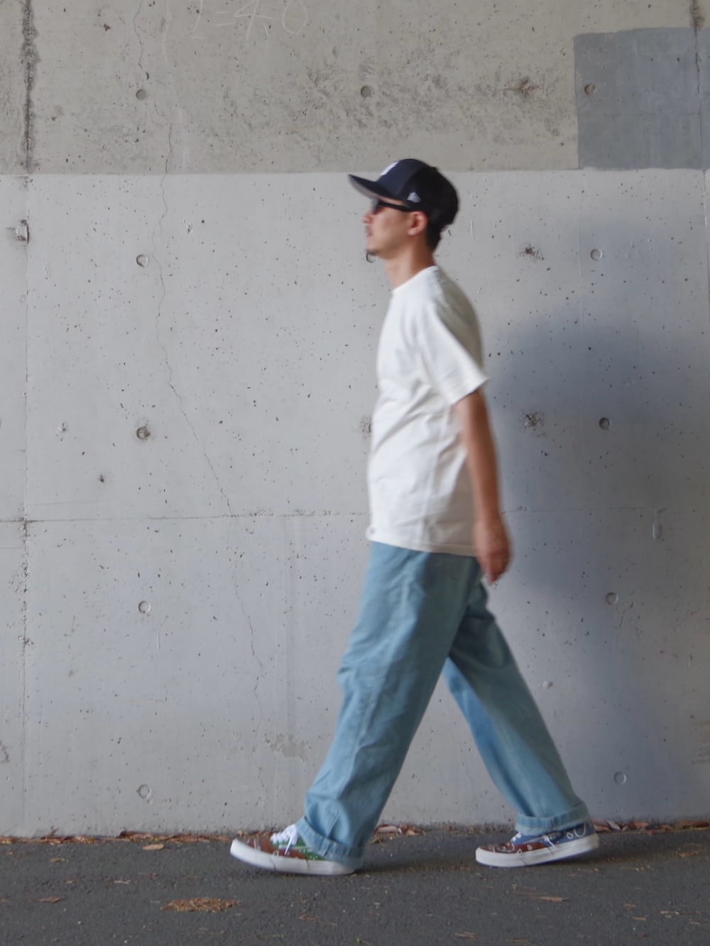 ホワイト系のTシャツ/カットソー、ブルー系のその他パンツ、グリーン系のスニーカーを着用したメンズの夏コーディネートの2枚目の写真