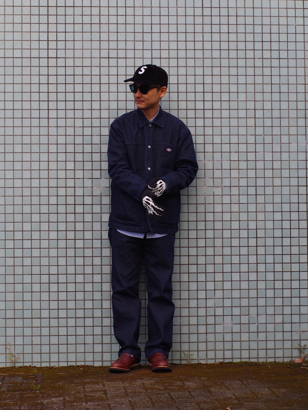 ブルー系のデニムパンツ、ブルー系のカバーオール、ブラウン系のドレスシューズを着用したメンズの秋コーディネートの2枚目の写真