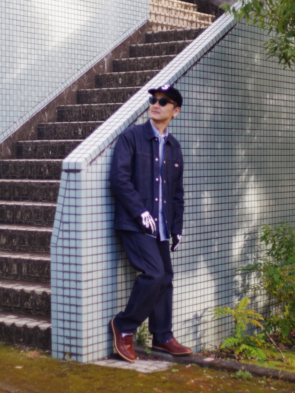 ブルー系のデニムパンツ、ブルー系のカバーオール、ブラウン系のドレスシューズを着用したメンズの秋コーディネートの3枚目の写真