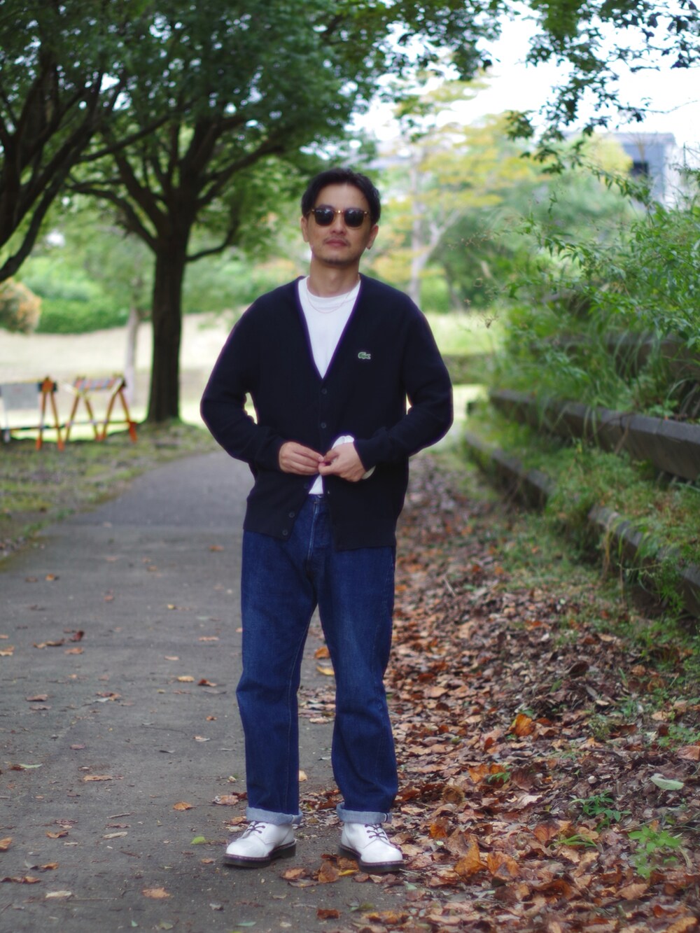 ホワイト系のブーツ、ホワイト系のTシャツ/カットソー、ゴールド系のネックレスを着用したメンズの秋コーディネートの2枚目の写真