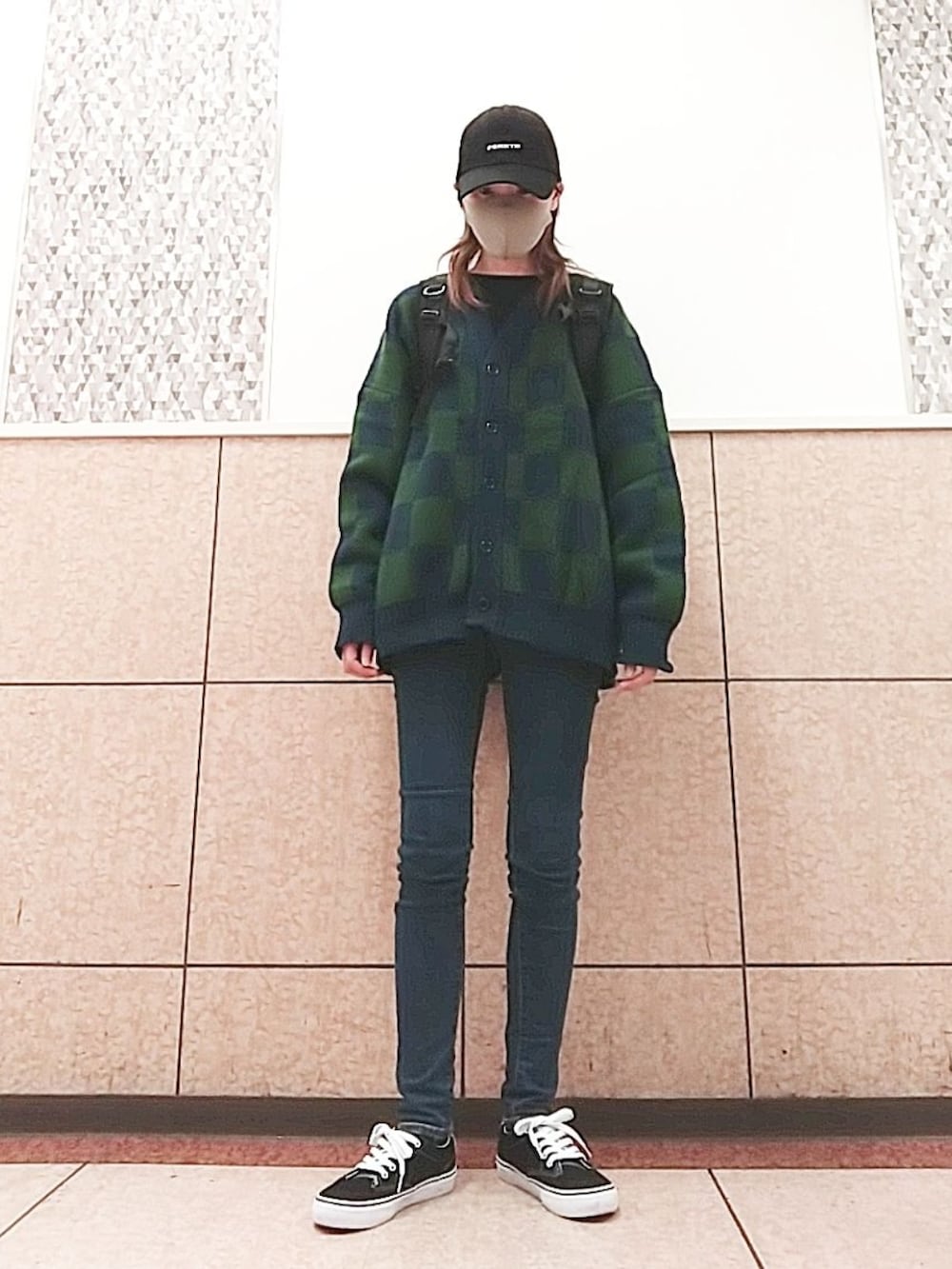 ブラック系のバックパック/リュック、ブラック系のキャップを着用したレディースの春コーディネートの2枚目の写真