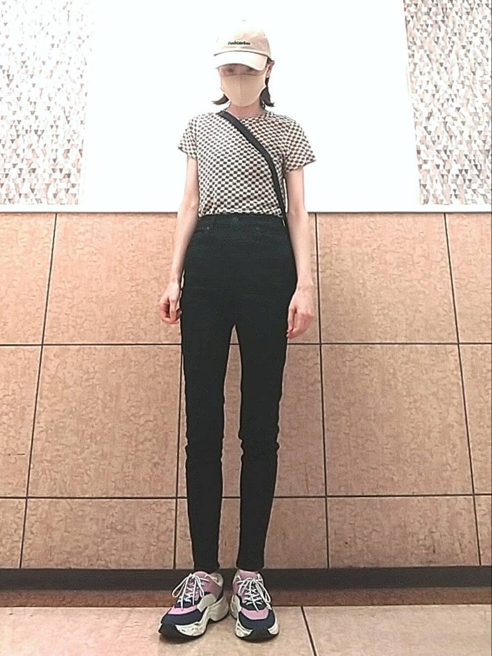 ブラック系のTシャツ/カットソー、ベージュ系のキャップを着用したレディースの秋コーディネートの2枚目の写真