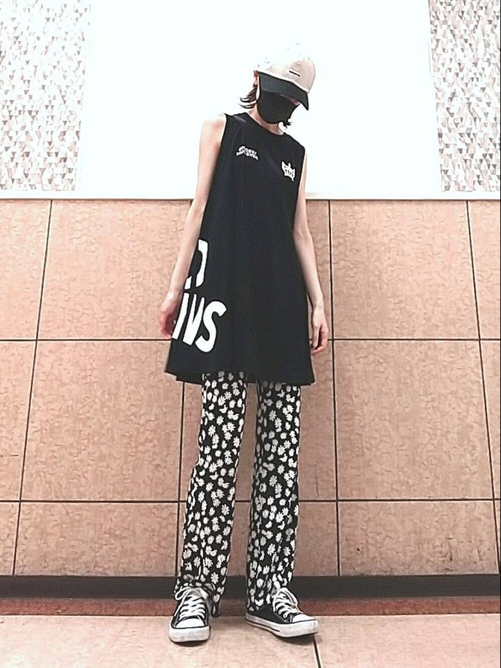 ブラック系のワンピース、グレー系のキャップを着用したレディースの夏コーディネートの2枚目の写真