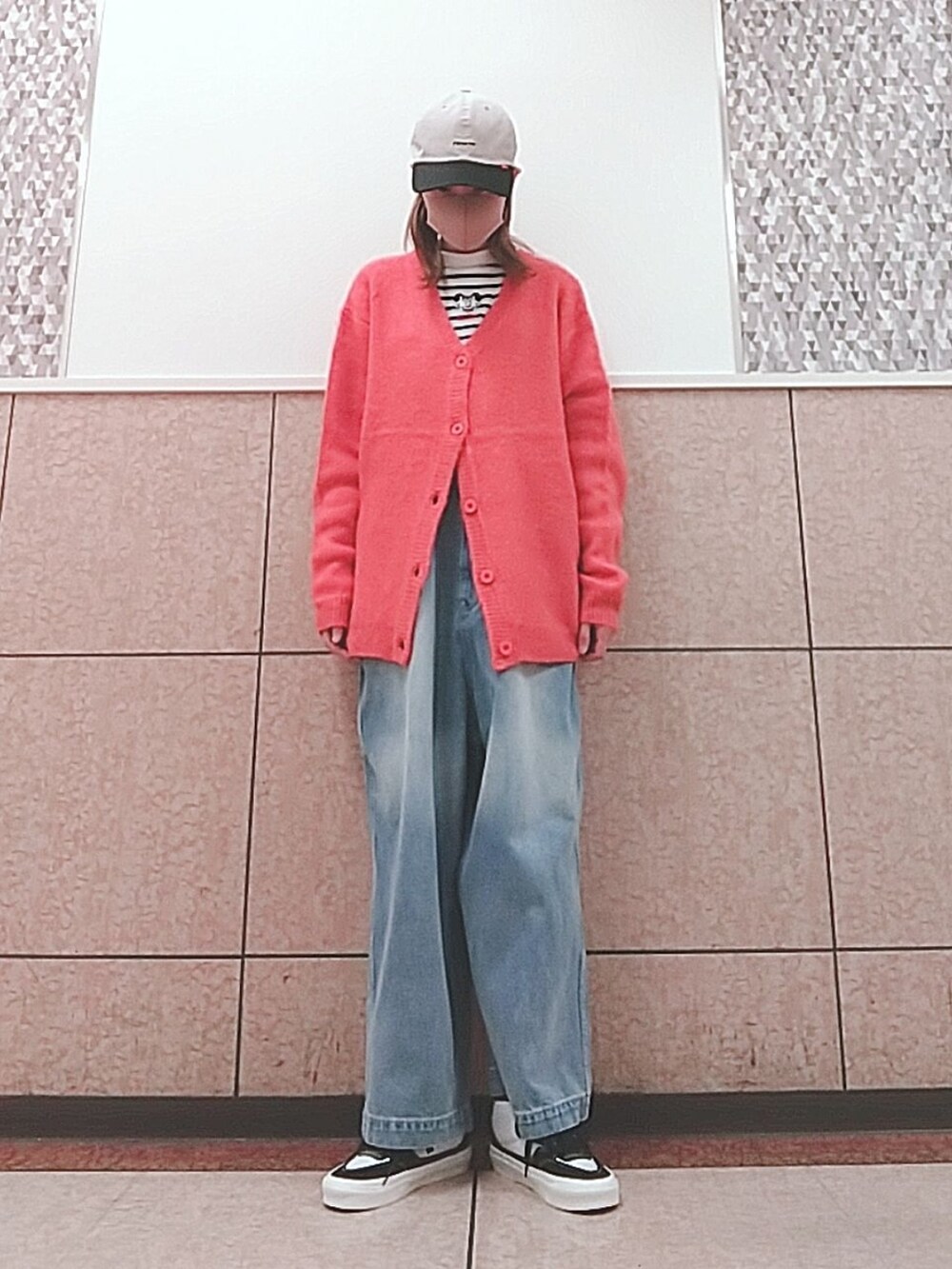 ブルー系のデニムパンツ、グレー系のキャップを着用したレディースの春コーディネートの2枚目の写真