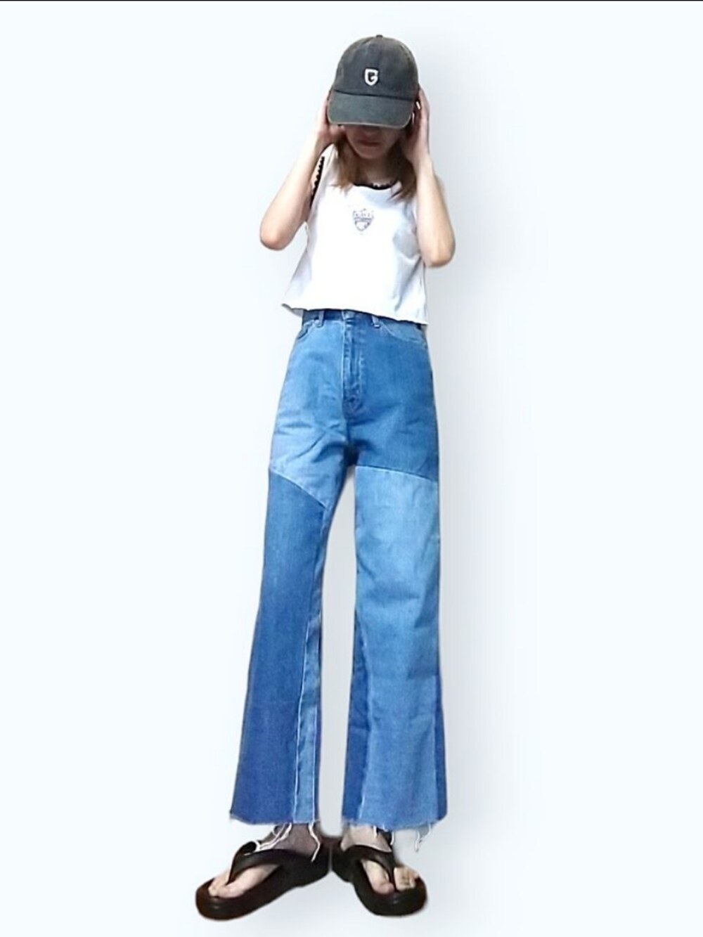 ブラック系のサンダルを着用したレディースの夏コーディネートの2枚目の写真