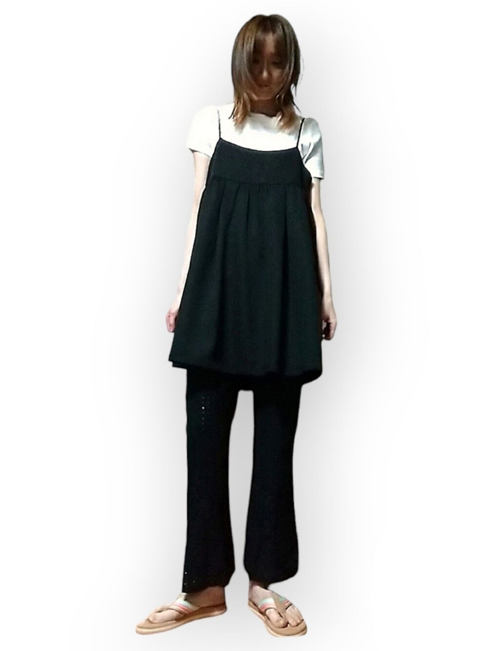 ホワイト系のサンダルを着用したレディースの春コーディネートの2枚目の写真