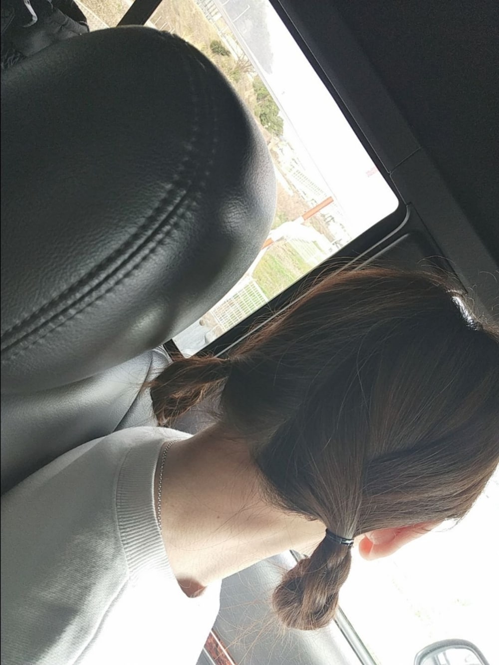 ブラック系のジャケット/アウターを着用したレディースの春コーディネートの2枚目の写真