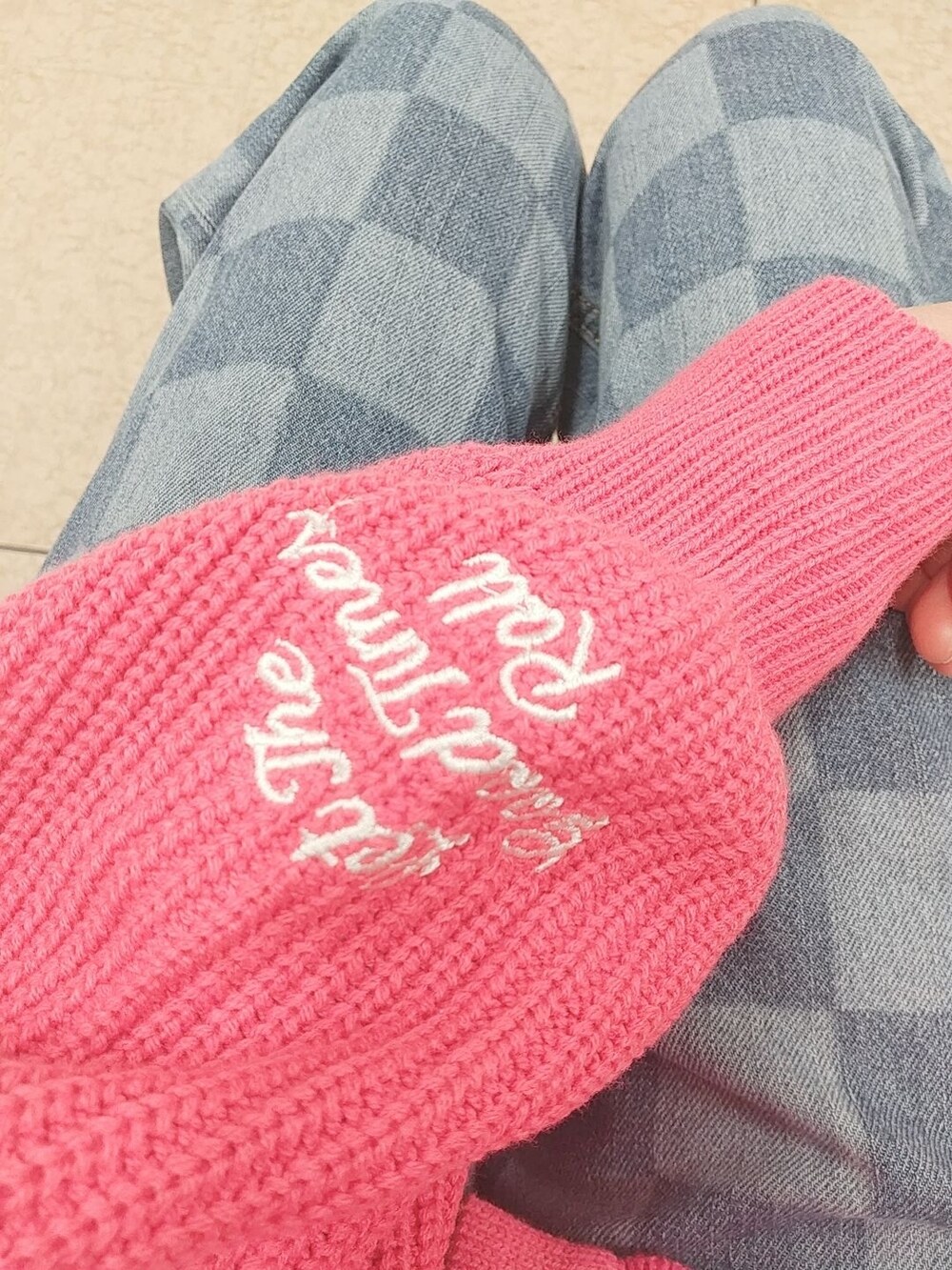 ブラック系のスニーカーを着用したレディースの春コーディネートの2枚目の写真