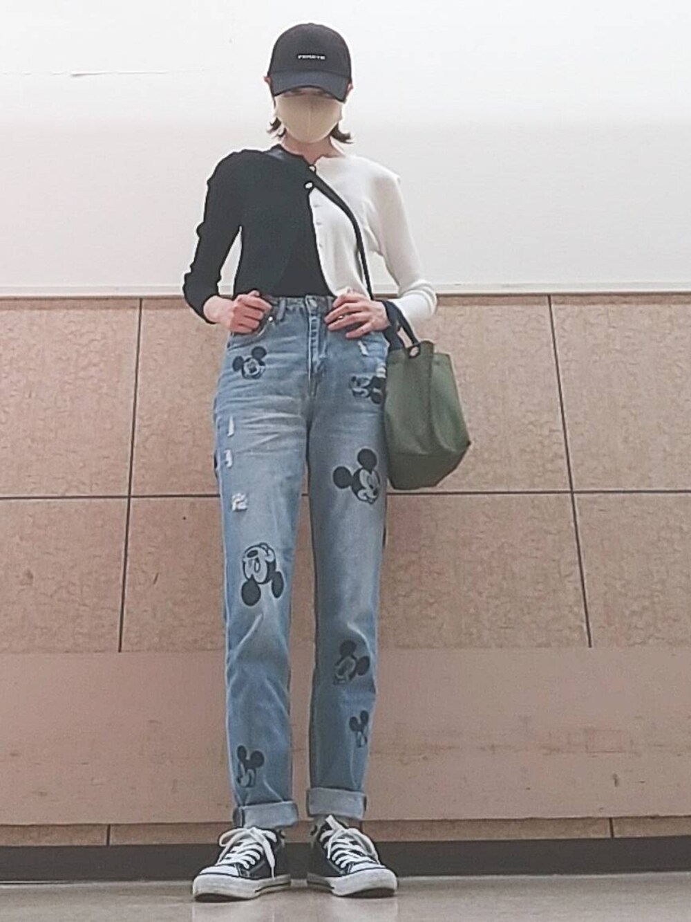 ブラック系のキャップを着用したレディースの夏コーディネートの2枚目の写真