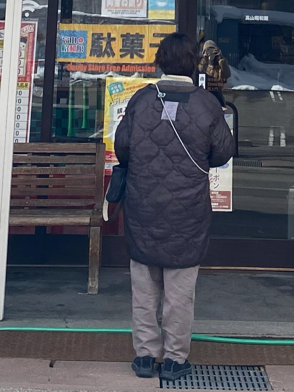 ブラウン系のカーゴパンツ、ブラック系のスニーカー、ブラウン系のニット/セーターを着用したレディースの冬コーディネートの2枚目の写真