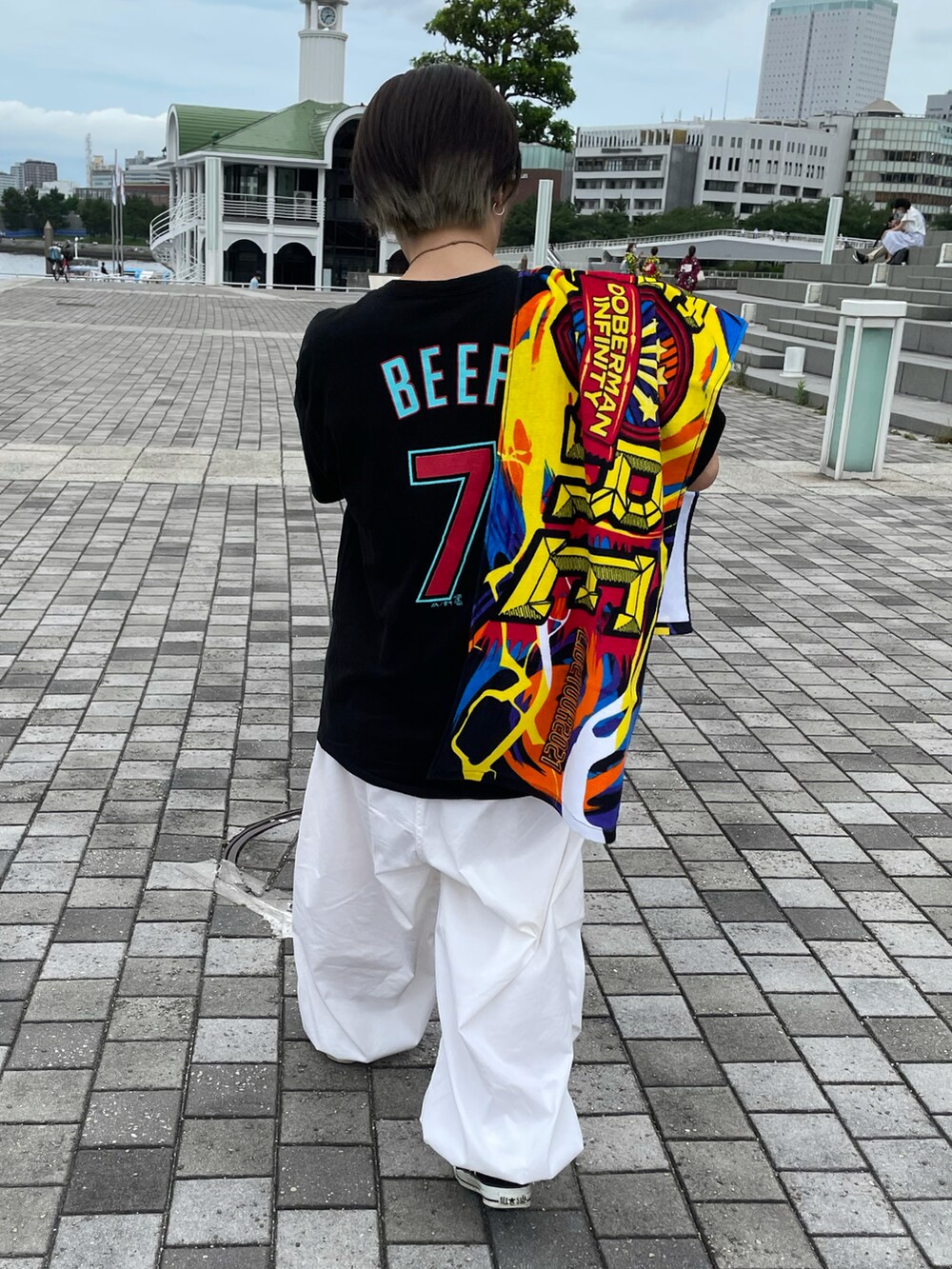 ブラック系のショルダーバッグ、ホワイト系のその他パンツ、ブラック系のスニーカーを着用したレディースの秋コーディネートの2枚目の写真