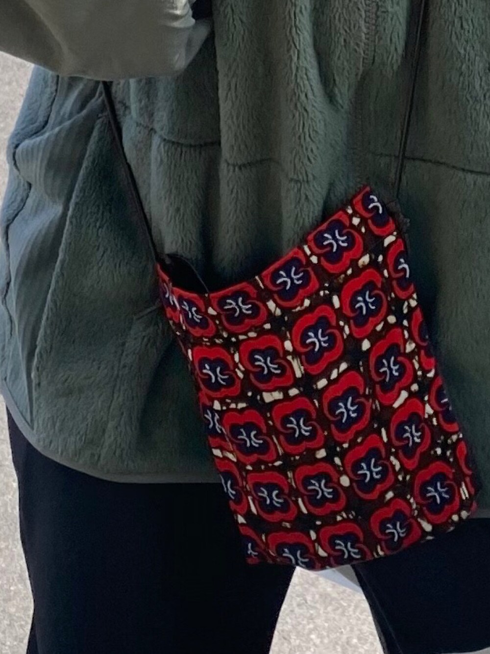 グリーン系のミリタリージャケット、その他のショルダーバッグ、ブラック系のスラックスを着用したレディースの秋コーディネートの2枚目の写真