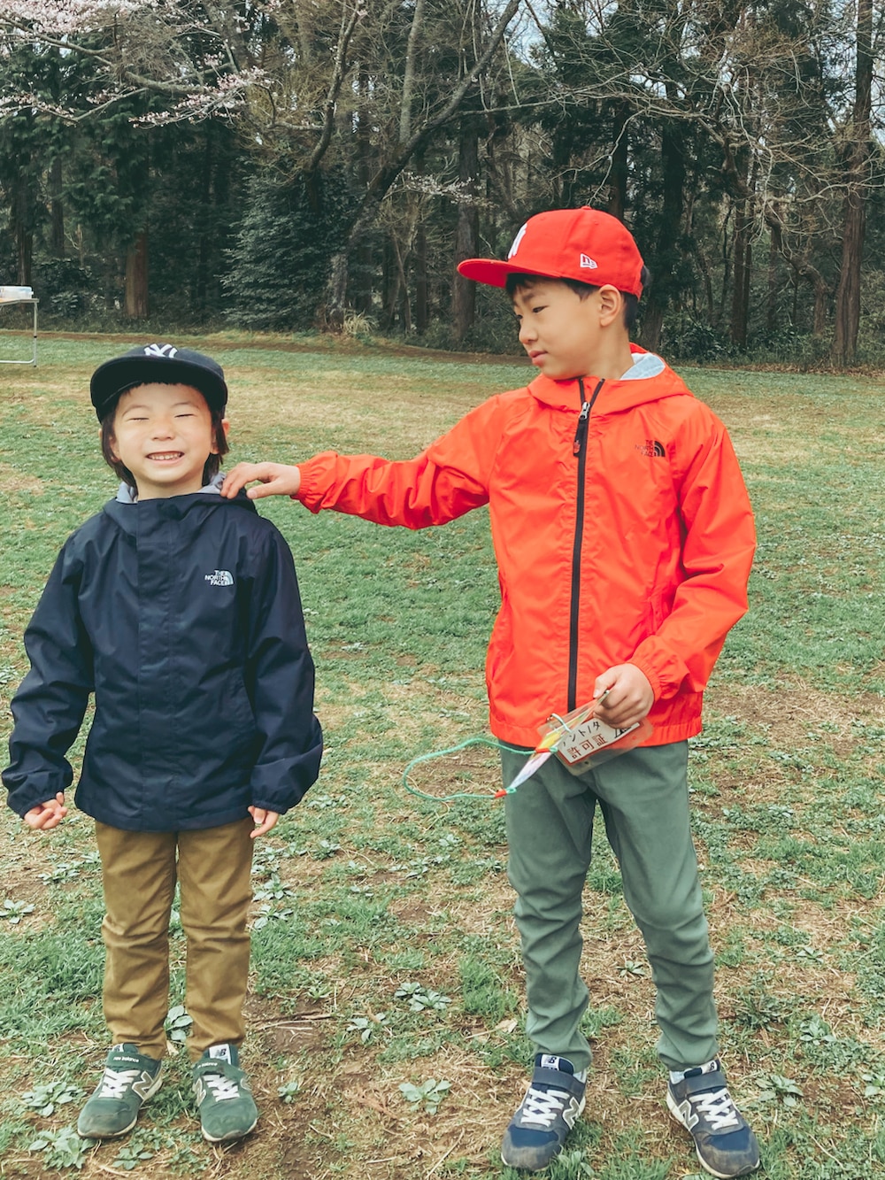 ブラック系のその他アウター、ブルー系のスニーカー、グリーン系のスニーカーを着用したキッズの春コーディネートの2枚目の写真