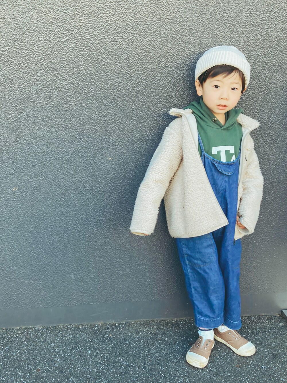 ブラウン系のシューズ、グリーン系のTシャツ/カットソーを着用したキッズの冬コーディネートの2枚目の写真