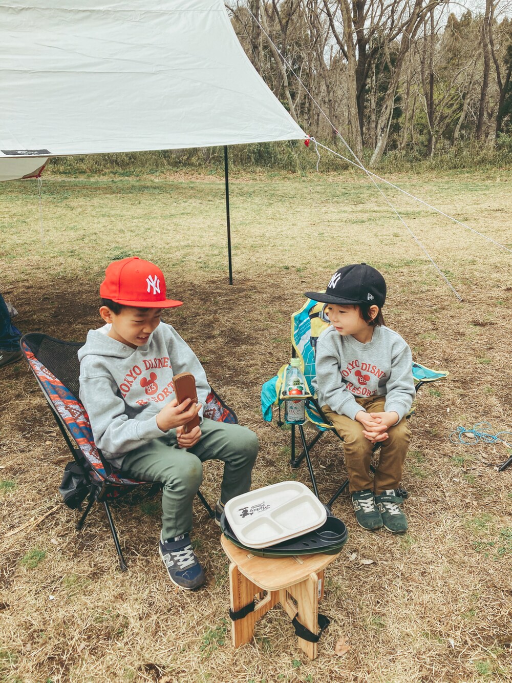 ブラック系のその他アウター、ブルー系のスニーカー、グリーン系のスニーカーを着用したキッズの春コーディネートの3枚目の写真