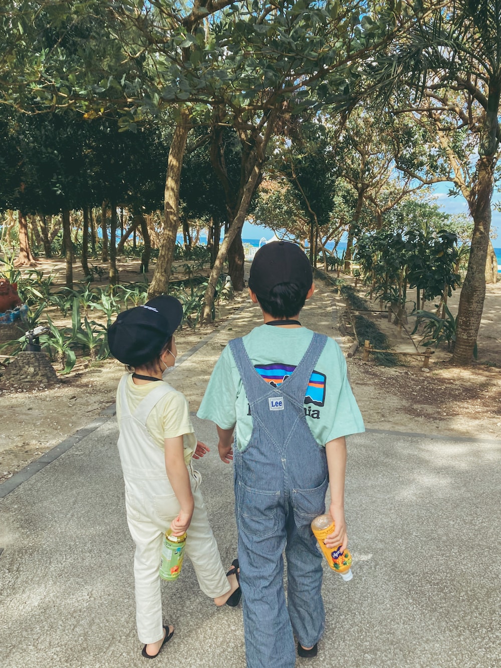 イエロー系のTシャツ/カットソー、その他のサロペット/オーバーオール、ホワイト系のサロペット/オーバーオールを着用したキッズの秋コーディネートの3枚目の写真