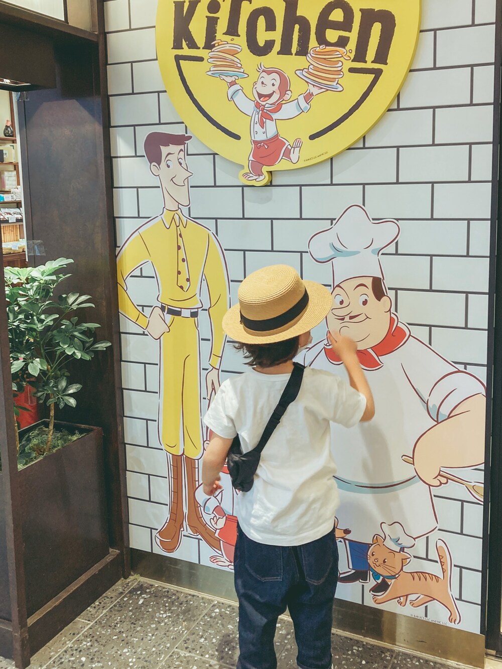 ブラック系のショルダーバッグ、ホワイト系のTシャツ/カットソー、ブルー系のデニムパンツを着用したキッズの春コーディネートの2枚目の写真