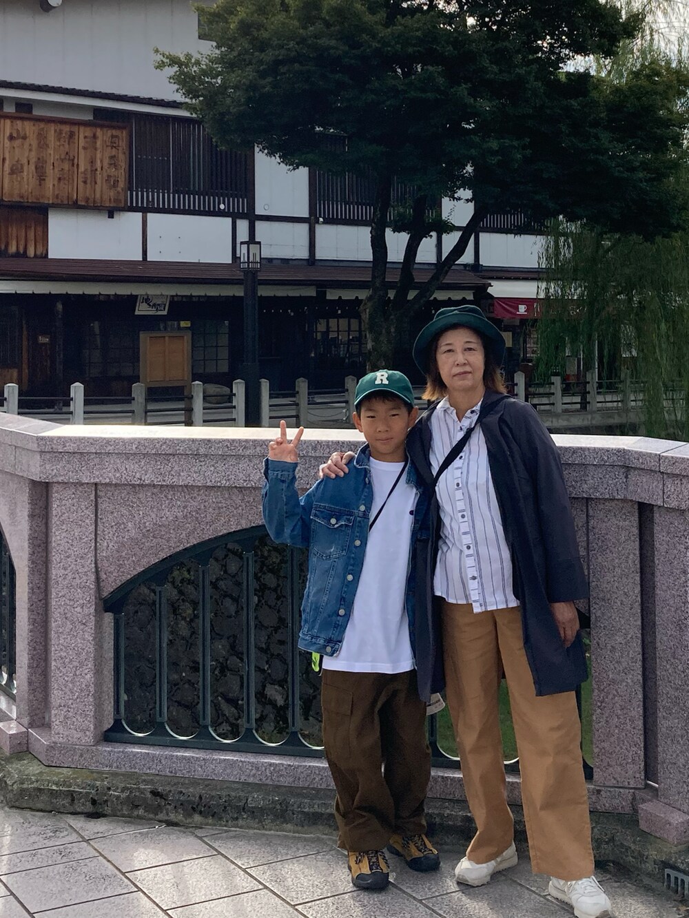 ホワイト系のTシャツ/カットソー、ブラウン系のカーゴパンツ、ブラウン系のスニーカーを着用したキッズの秋コーディネートの2枚目の写真