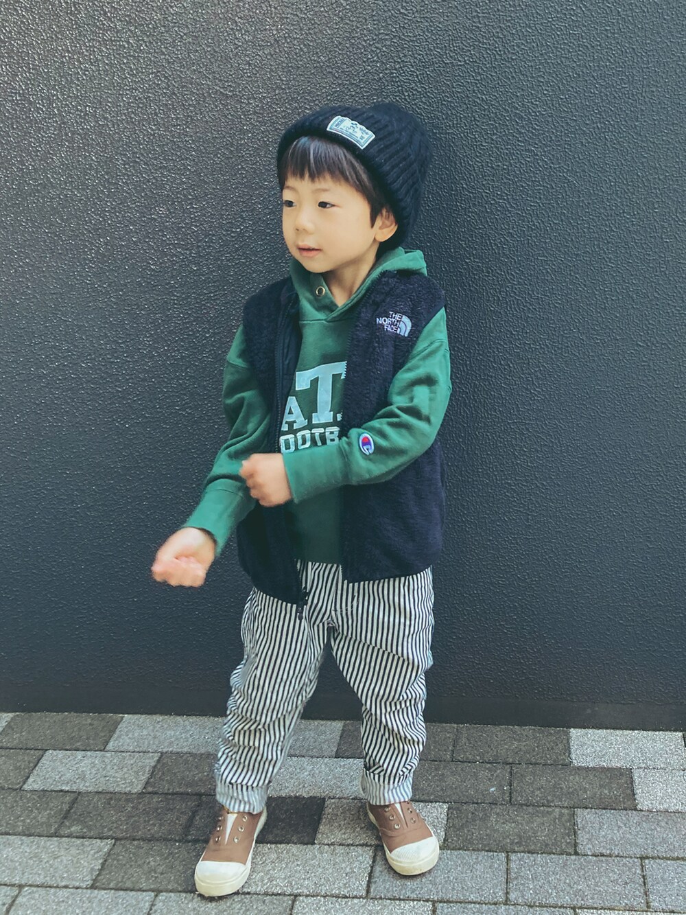グリーン系のTシャツ/カットソー、ホワイト系のその他パンツを着用したキッズの冬コーディネートの2枚目の写真