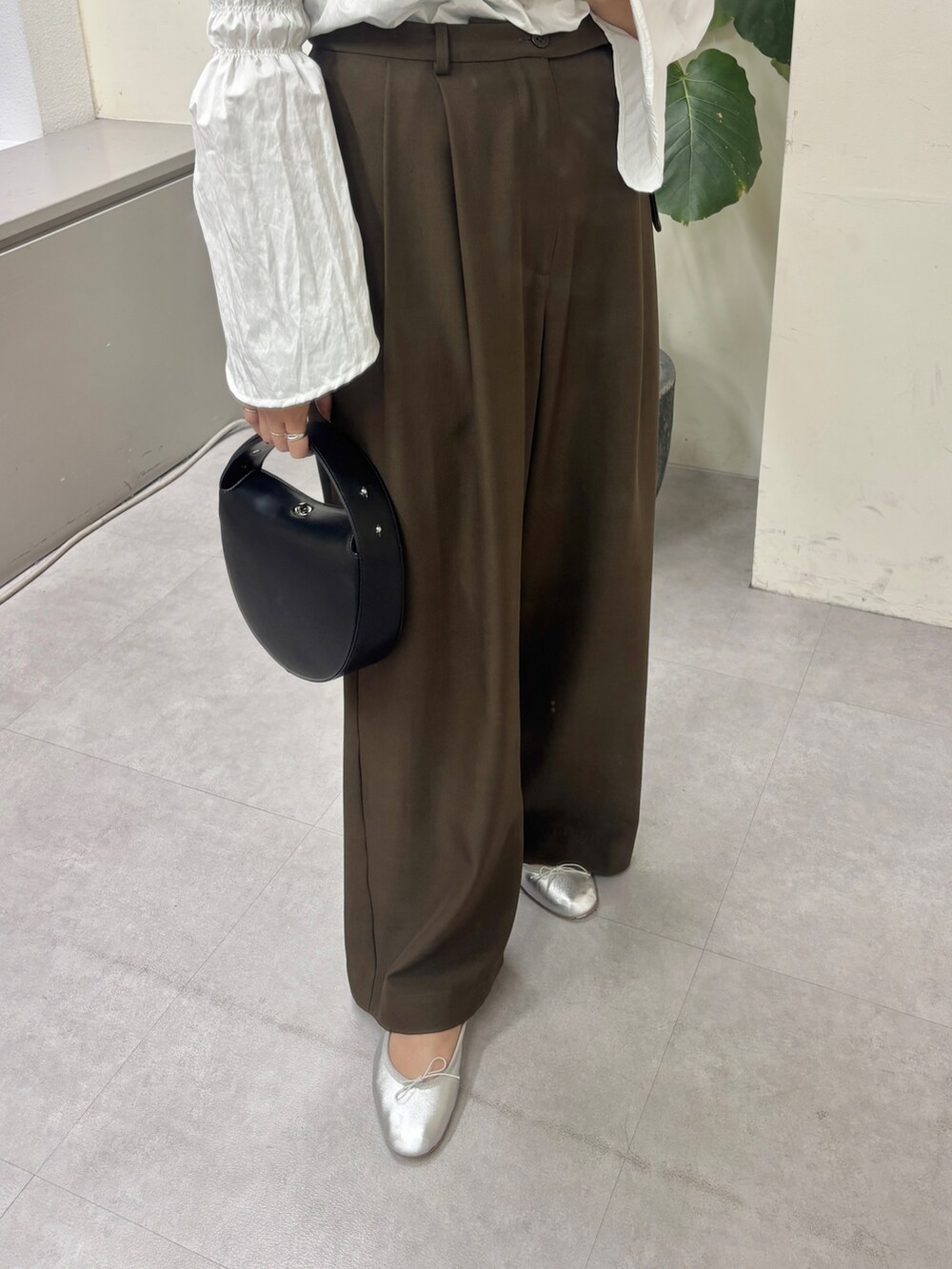 ホワイト系のシャツ/ブラウス、ブラウン系のその他パンツ、ブラック系のトートバッグを着用したレディースの秋コーディネートの4枚目の写真