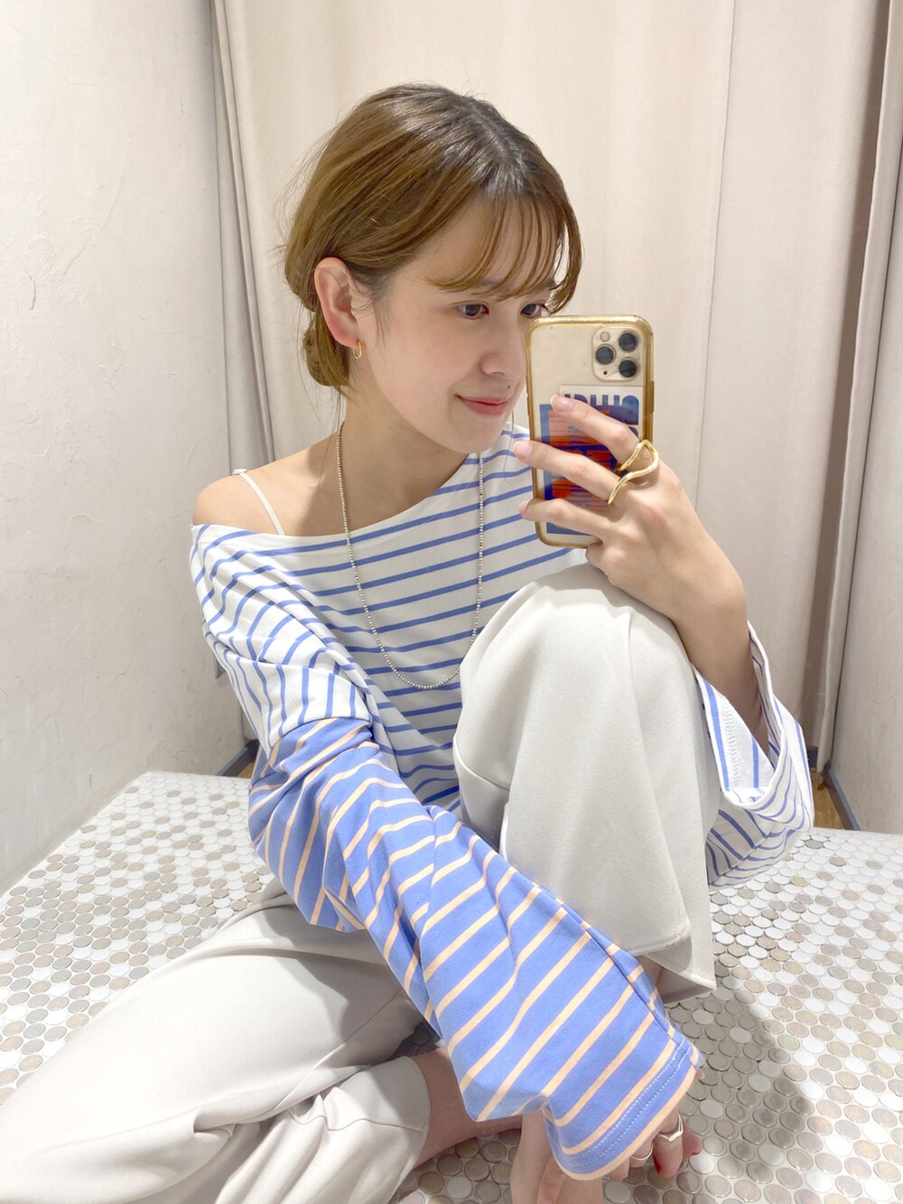 ブルー系のTシャツ/カットソー、ベージュ系のステンカラーコート、グレー系のその他パンツを着用したレディースの春コーディネートの4枚目の写真