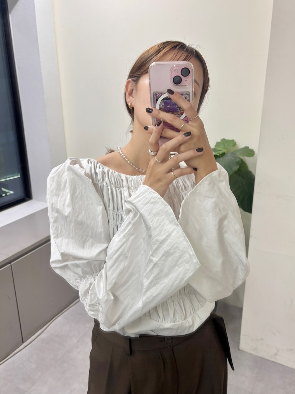 ホワイト系のシャツ/ブラウス、ブラウン系のその他パンツ、ブラック系のトートバッグを着用したレディースの秋コーディネートの2枚目の写真