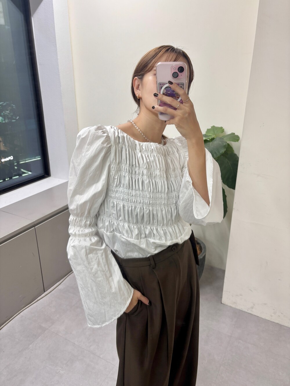 ホワイト系のシャツ/ブラウス、ブラウン系のその他パンツ、ブラック系のトートバッグを着用したレディースの秋コーディネートの3枚目の写真