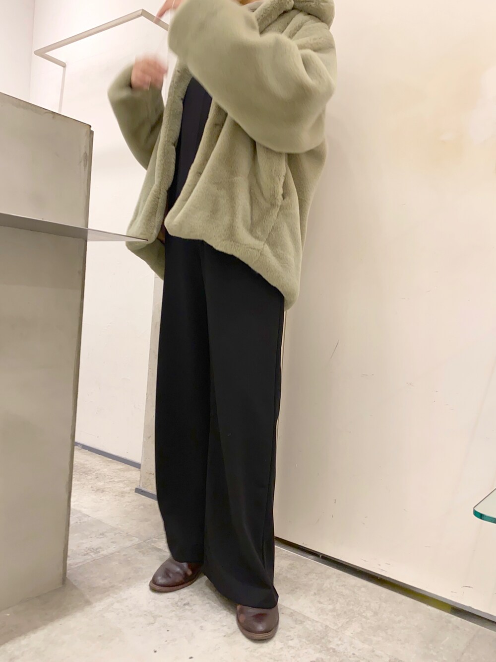 ブラック系のサロペット/オーバーオール、ベージュ系のその他アウター、ブラウン系のブーツを着用したレディースの冬コーディネートの4枚目の写真