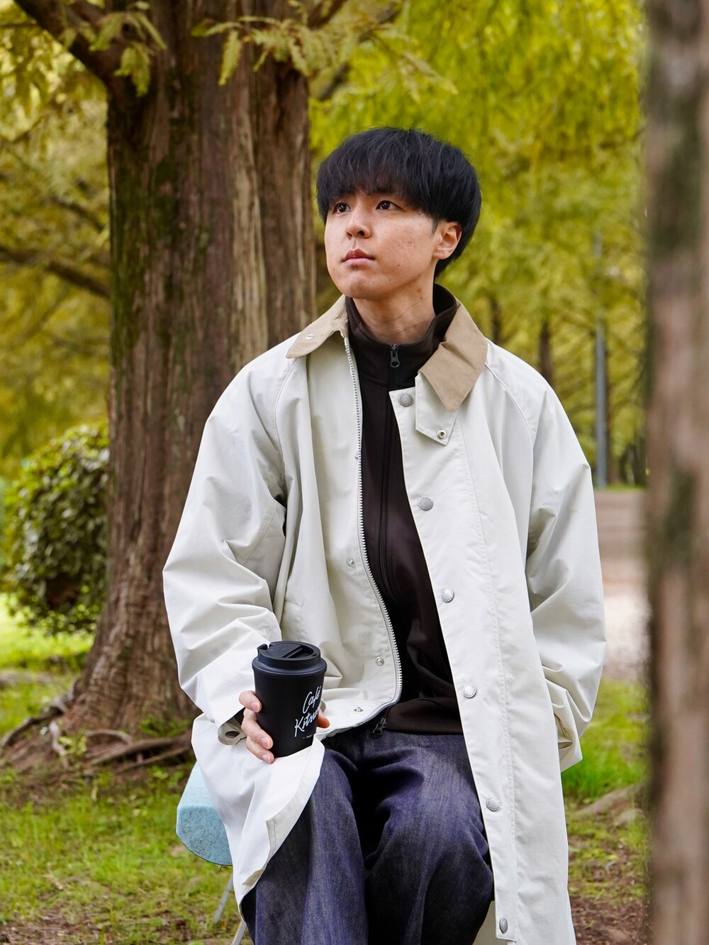 ブラウン系のジャージ、ベージュ系のその他アウター、ホワイト系のスニーカーを着用したメンズの秋コーディネートの2枚目の写真