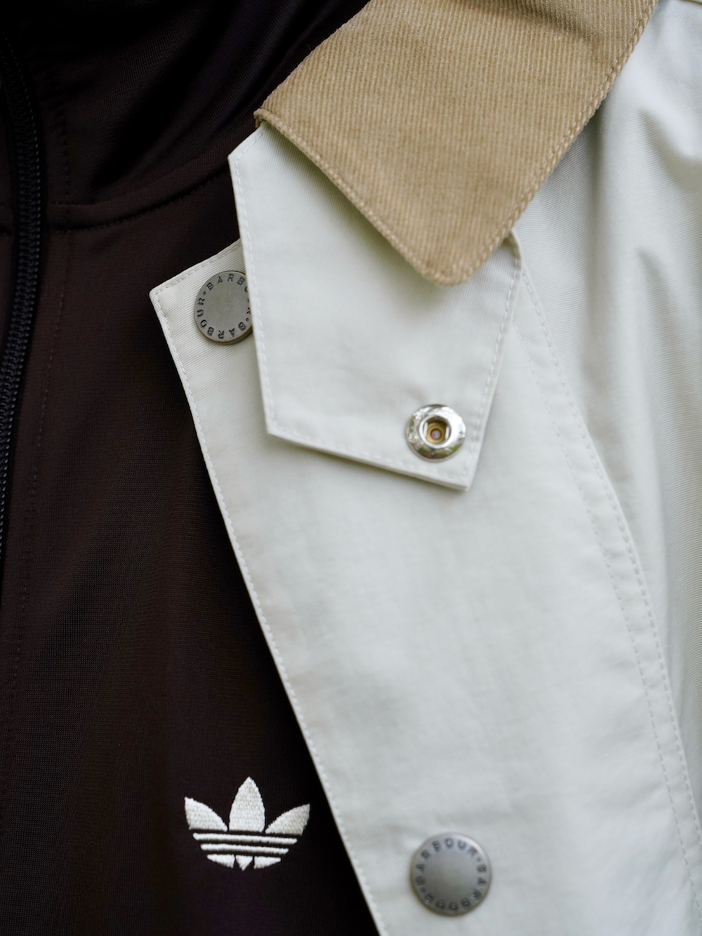 ブラウン系のジャージ、ベージュ系のその他アウター、ホワイト系のスニーカーを着用したメンズの秋コーディネートの3枚目の写真