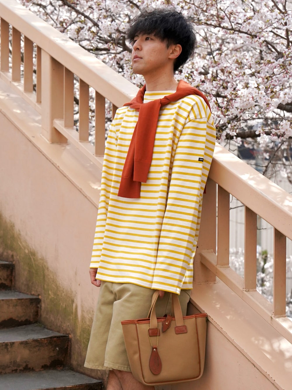 ベージュ系のその他パンツ、ブラウン系のスニーカー、ベージュ系のトートバッグを着用したメンズの春コーディネートの2枚目の写真