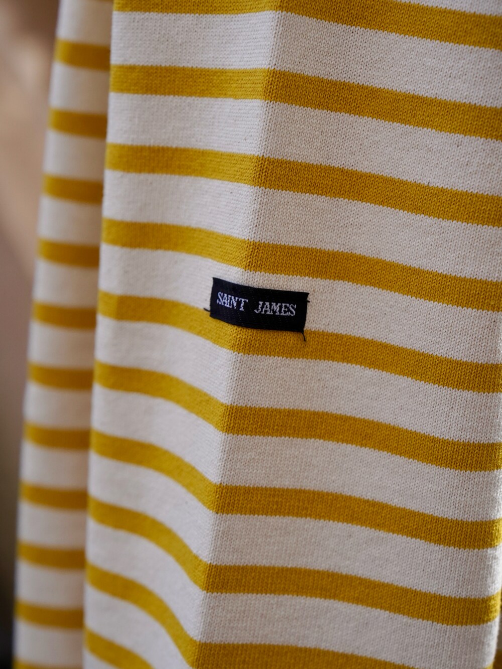 ベージュ系のその他パンツ、ブラウン系のスニーカー、ベージュ系のトートバッグを着用したメンズの春コーディネートの3枚目の写真