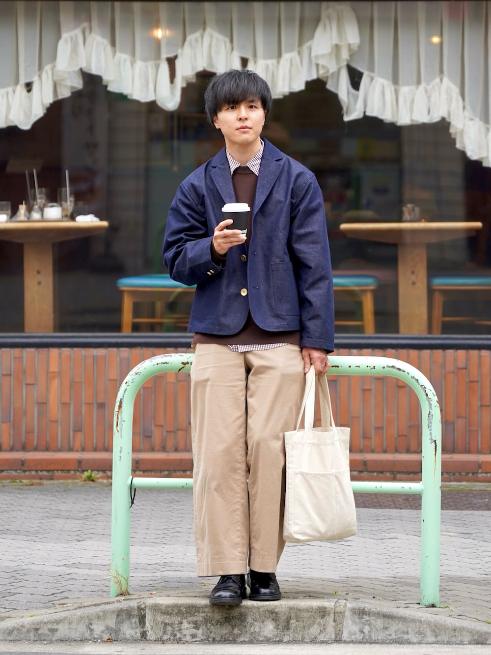 ブラック系のドレスシューズ、ブルー系のデニムジャケットを着用したメンズの春コーディネートの2枚目の写真