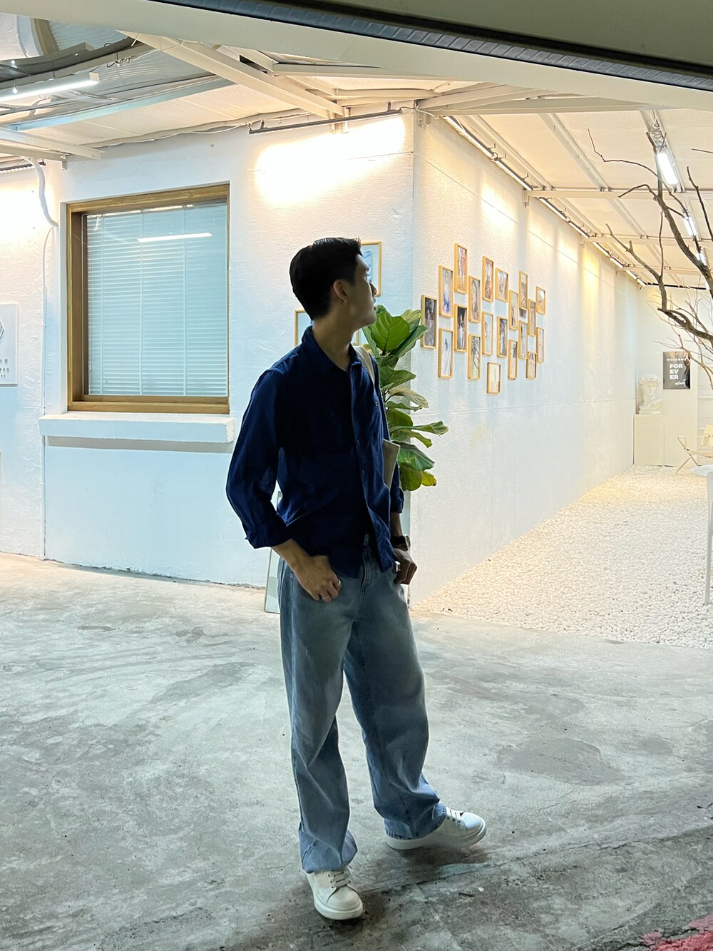 ホワイト系のスニーカー、ブラウン系のアナログ腕時計、シルバー系のリングを着用したメンズの夏コーディネートの2枚目の写真