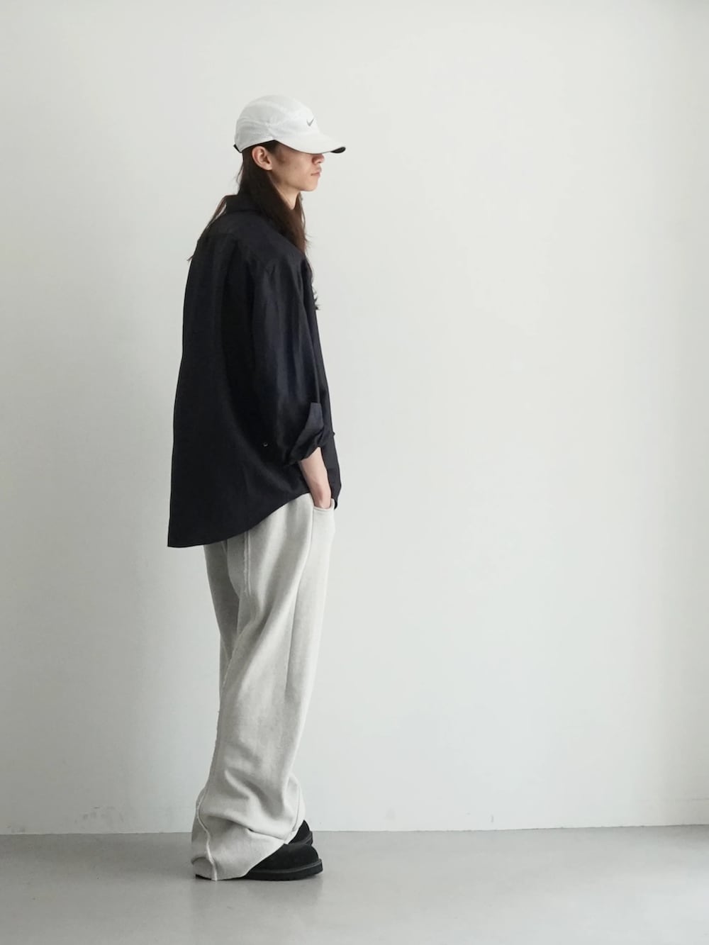 「issuethings、RANDY、randy、KAIKO、kaiko、Kaiko×midorikawa、MIDORIKAWA RYO」｜「RANDYのRANDY TORNADO（スウェットパンツ、グレー系）」を使った、O OFFICIALさん（メンズ・179cm）の春コーディネートの3枚目の写真