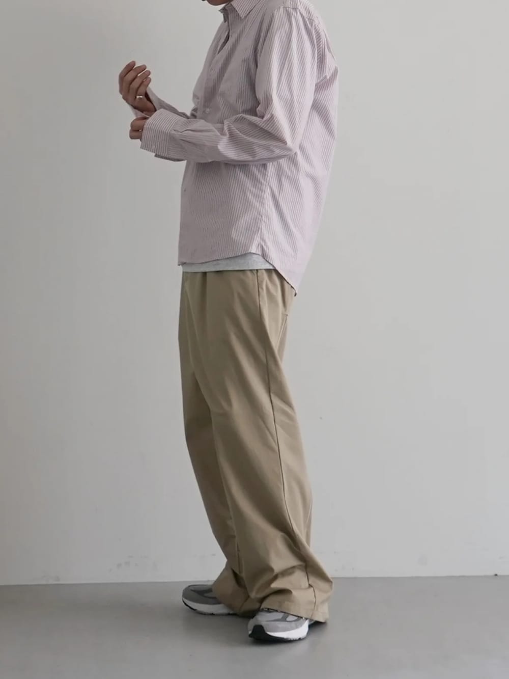 「UNUSED、unused、Gimaguas、gimaguas、ICE&TECHNO」｜「ICE&TECHNOのICE & TECHNO BONDAGE WIDE CHINO（チノパンツ、ベージュ系）」を使った、O OFFICIALさん（メンズ・179cm）の夏コーディネートの2枚目の写真