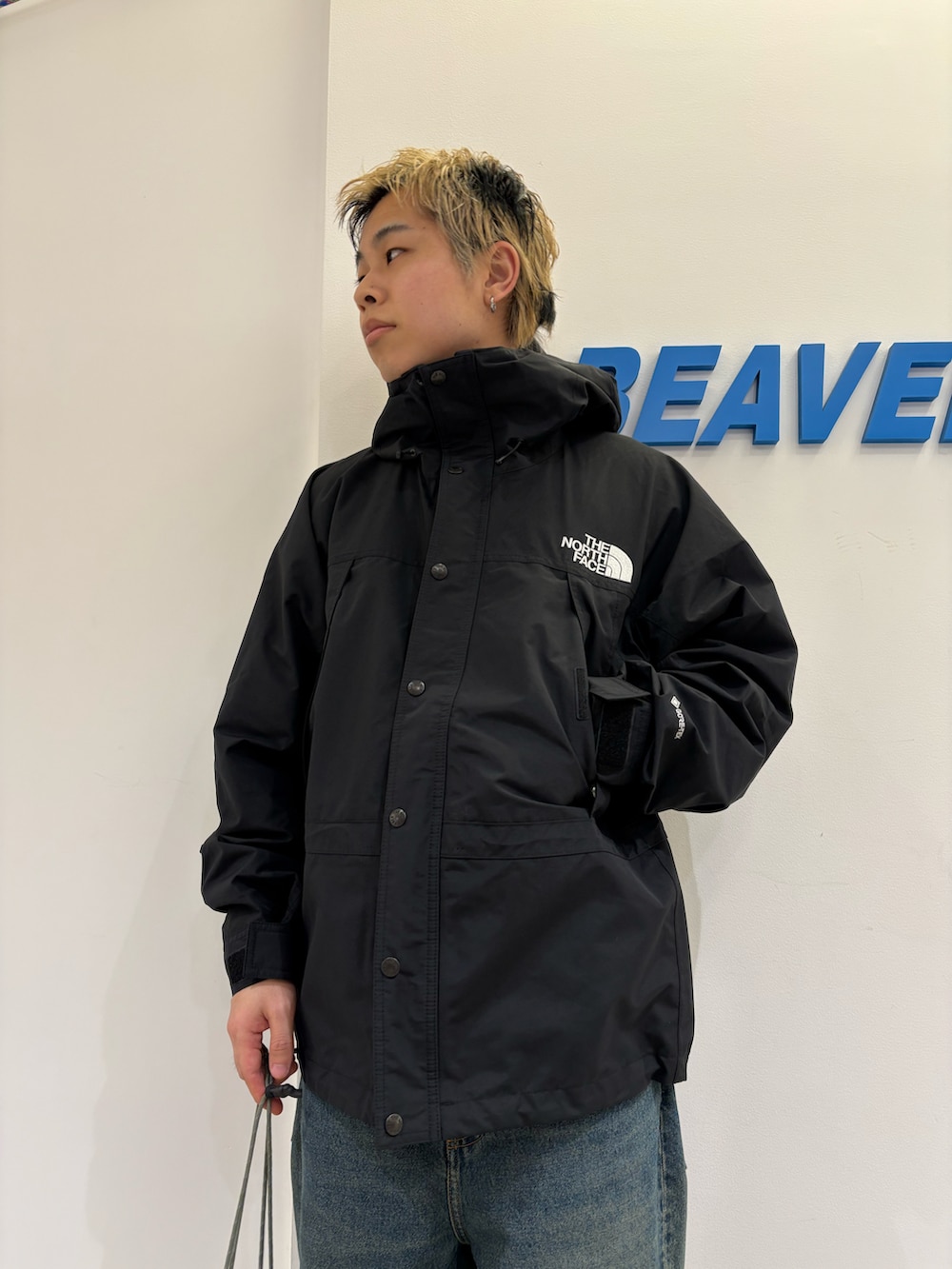 「THE NORTH FACE、HOKAONEONE、スニーカー、マウンテンパーカー、雨の日コーデ、ナイロンジャケット、春コーデ、秋コーデ、シンプルコーデ、アウトドアスタイル、メンズファッション、お出かけコーデ、大人カジュアル、春、シンプル」｜「THE NORTH FACEのTHE NORTH FACE/ザ・ノース・フェイス　Mountain Light Jacket　マウンテンライトジャケット　NP62236（マウンテンパーカー、ブラック系）」を使った、kantaさん（メンズ・165cm）の冬コーディネートの2枚目の写真