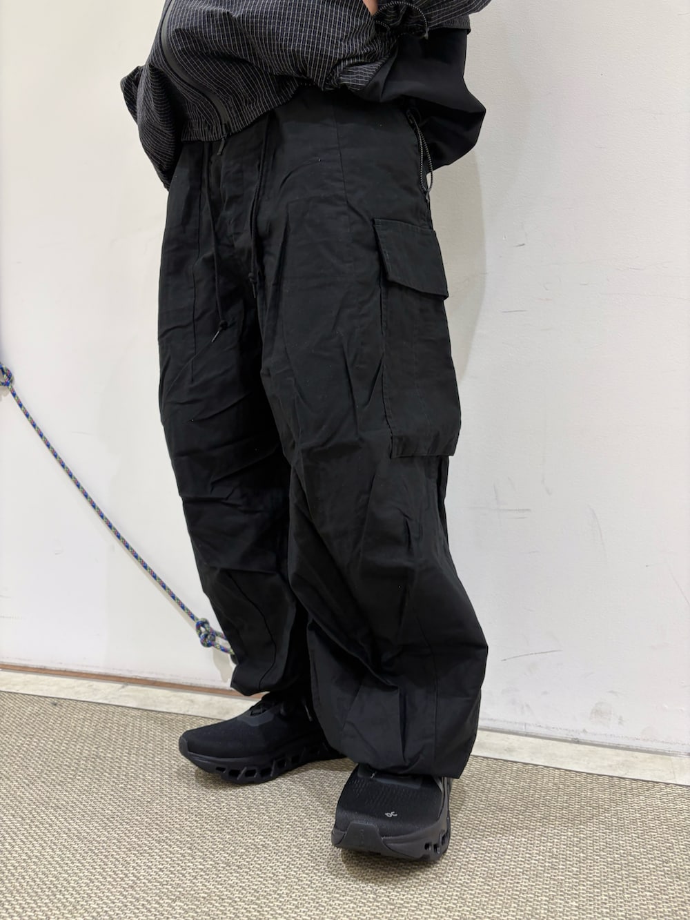 ブラック系のスニーカーを着用したメンズの冬コーディネートの2枚目の写真