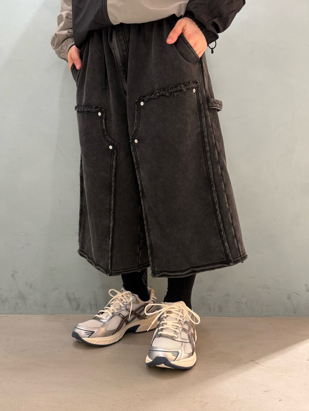 その他のマウンテンパーカー、ブラック系のその他パンツ、グリーン系のニットキャップ/ビーニーを着用したメンズの春コーディネートの2枚目の写真