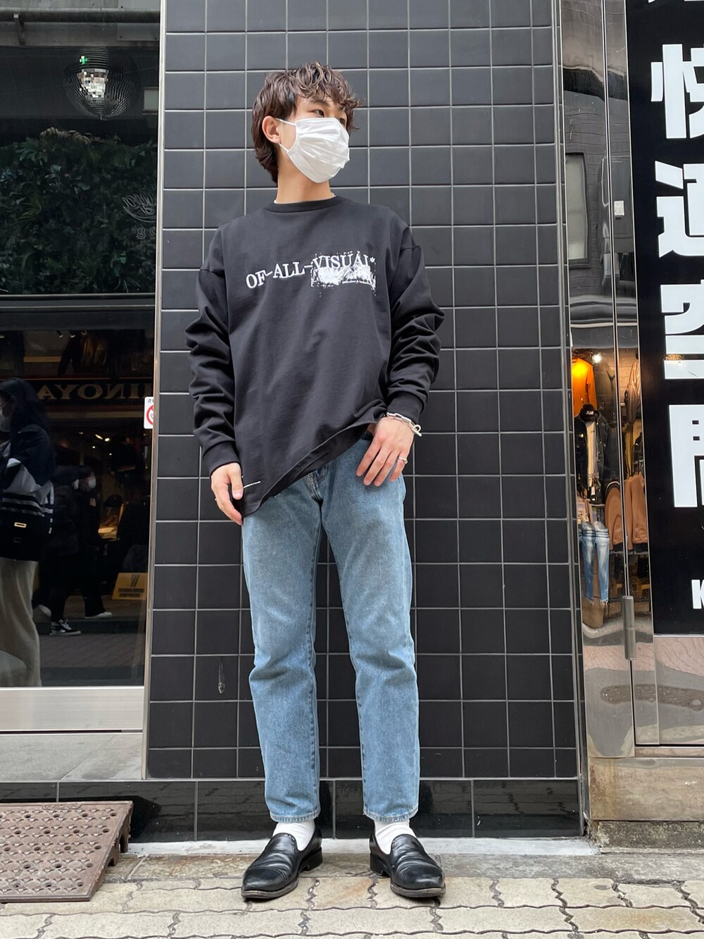 ブラック系のTシャツ/カットソーを着用したメンズの春コーディネートの2枚目の写真