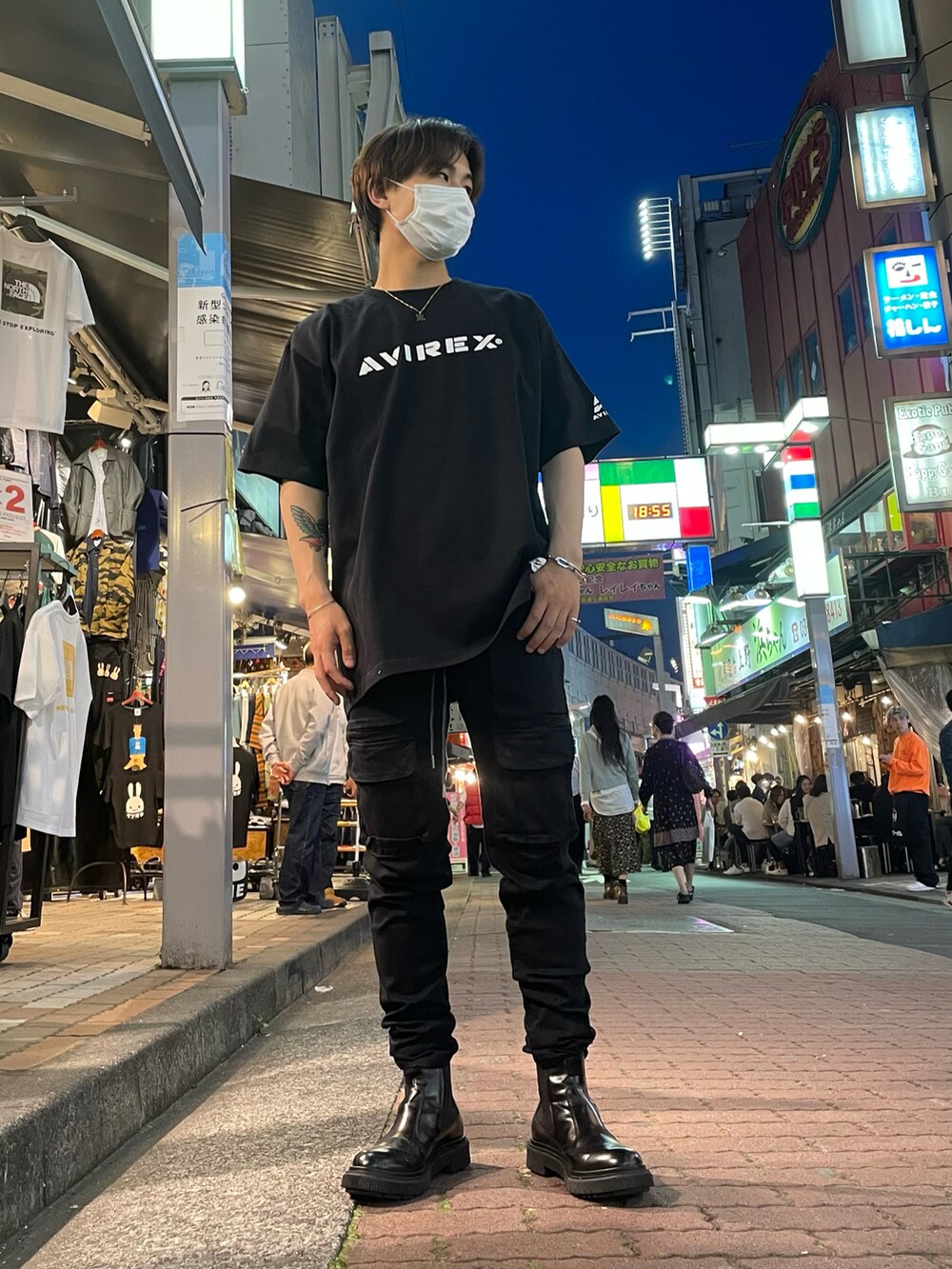 ブラック系のデニムパンツ、ブラック系のTシャツ/カットソーを着用したメンズの春コーディネートの2枚目の写真