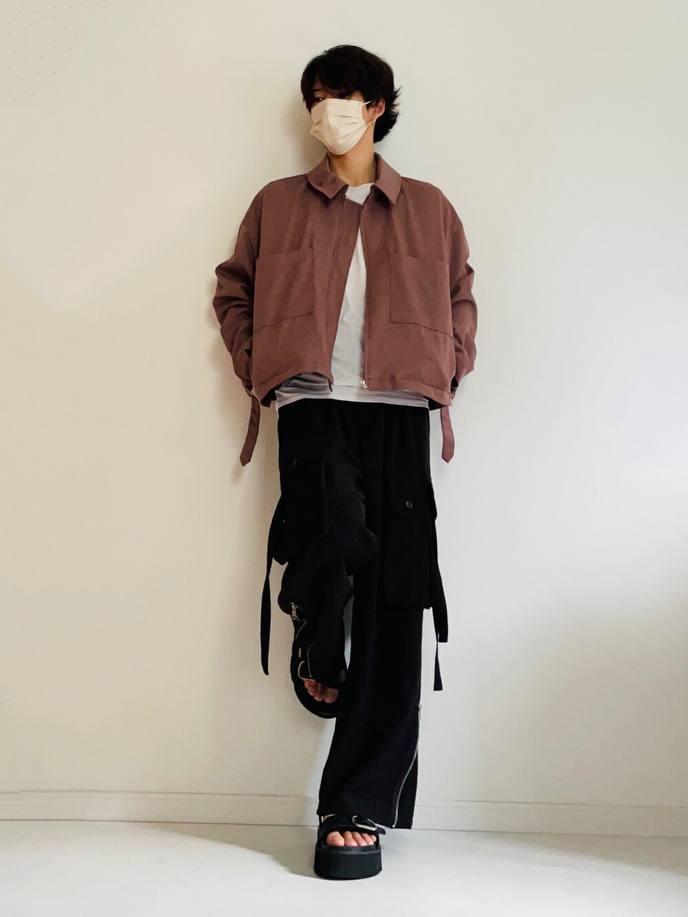 ブラック系のショルダーバッグ、ブラック系のカーゴパンツを着用したメンズの秋コーディネートの2枚目の写真