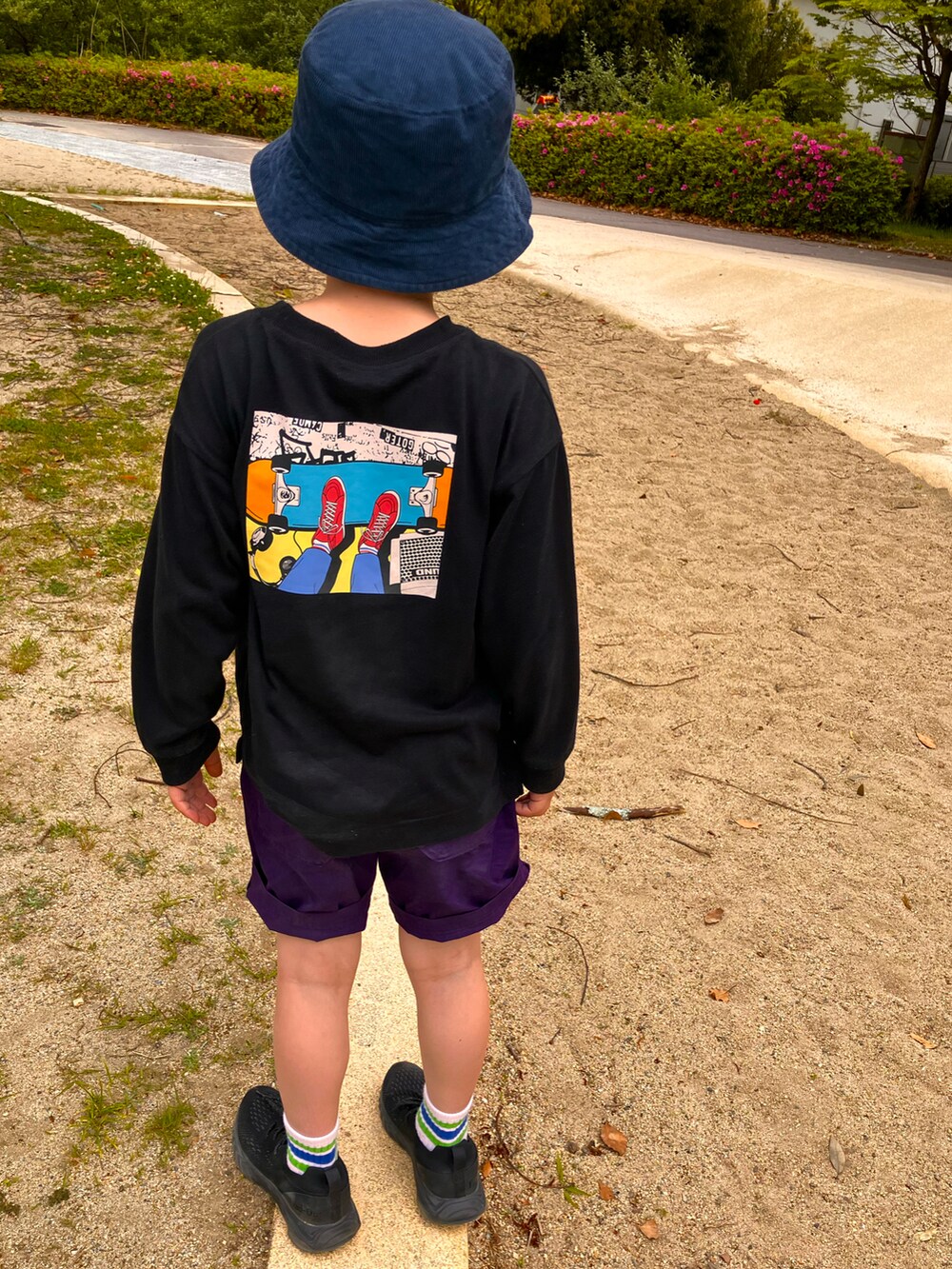 ブラック系のTシャツ/カットソー、パープル系のその他パンツ、ブルー系のハットを着用したキッズの春コーディネートの2枚目の写真