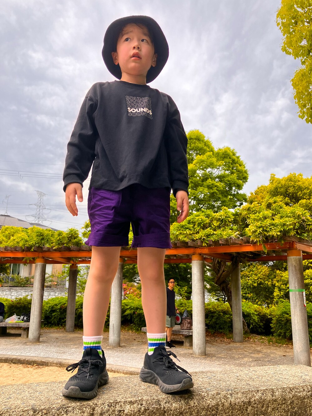 ブラック系のTシャツ/カットソー、パープル系のその他パンツ、ブルー系のハットを着用したキッズの春コーディネートの3枚目の写真