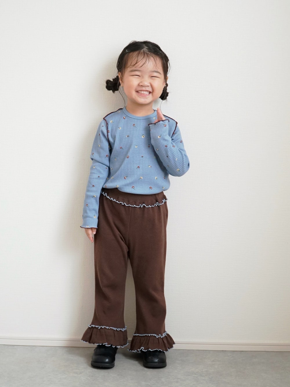 ブラック系のブーツ、ブルー系のTシャツ/カットソー、ブラウン系のその他パンツを着用したキッズの秋コーディネートの4枚目の写真
