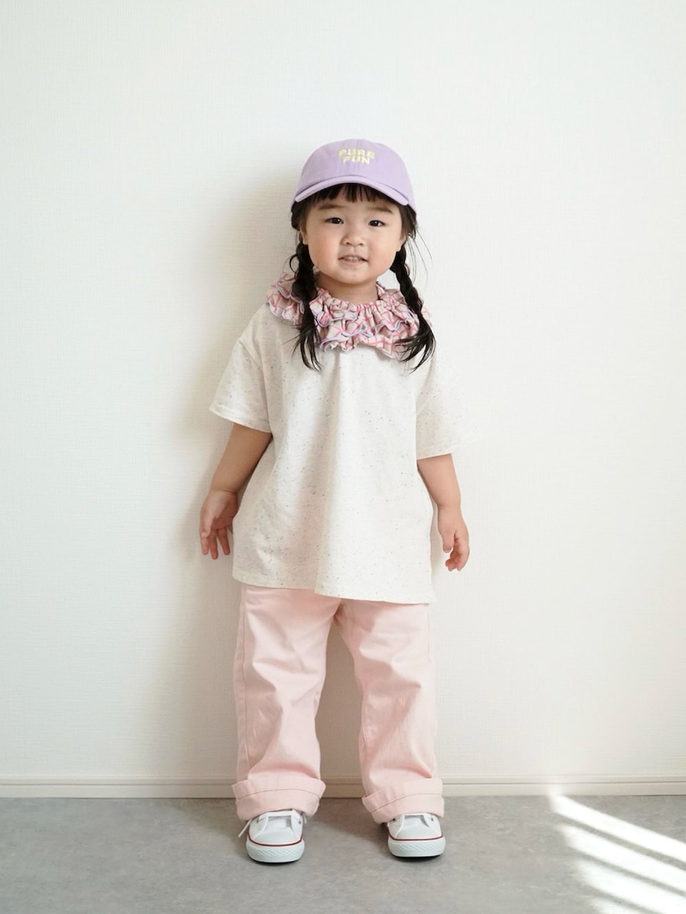 ブルー系のデニムジャケット、ホワイト系のスニーカー、ピンク系のデニムパンツを着用したキッズの春コーディネートの3枚目の写真