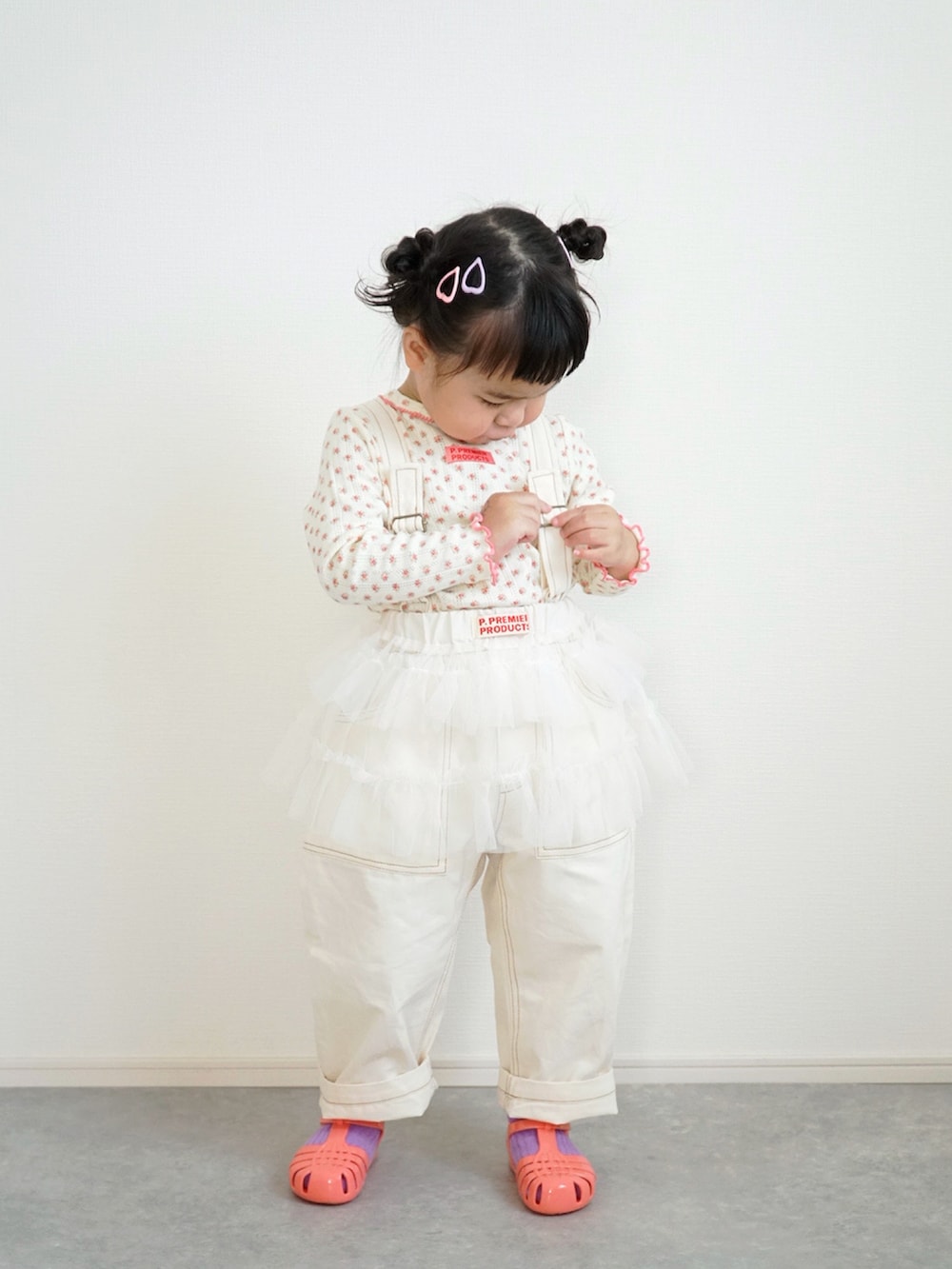 ピンク系のTシャツ/カットソー、ホワイト系のデニムパンツ、ホワイト系のスカートを着用したキッズの春コーディネートの4枚目の写真