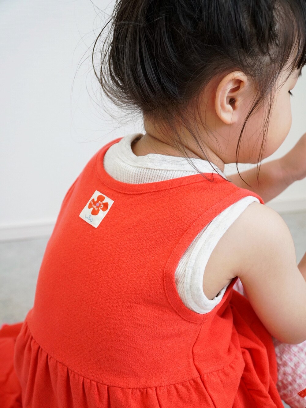 ホワイト系のタンクトップ、ピンク系のその他パンツ、レッド系のワンピースを着用したキッズの夏コーディネートの4枚目の写真