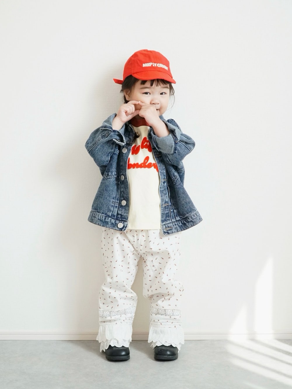 ブラック系のブーツ、ホワイト系のTシャツ/カットソー、ブルー系のデニムジャケットを着用したキッズの春コーディネートの2枚目の写真