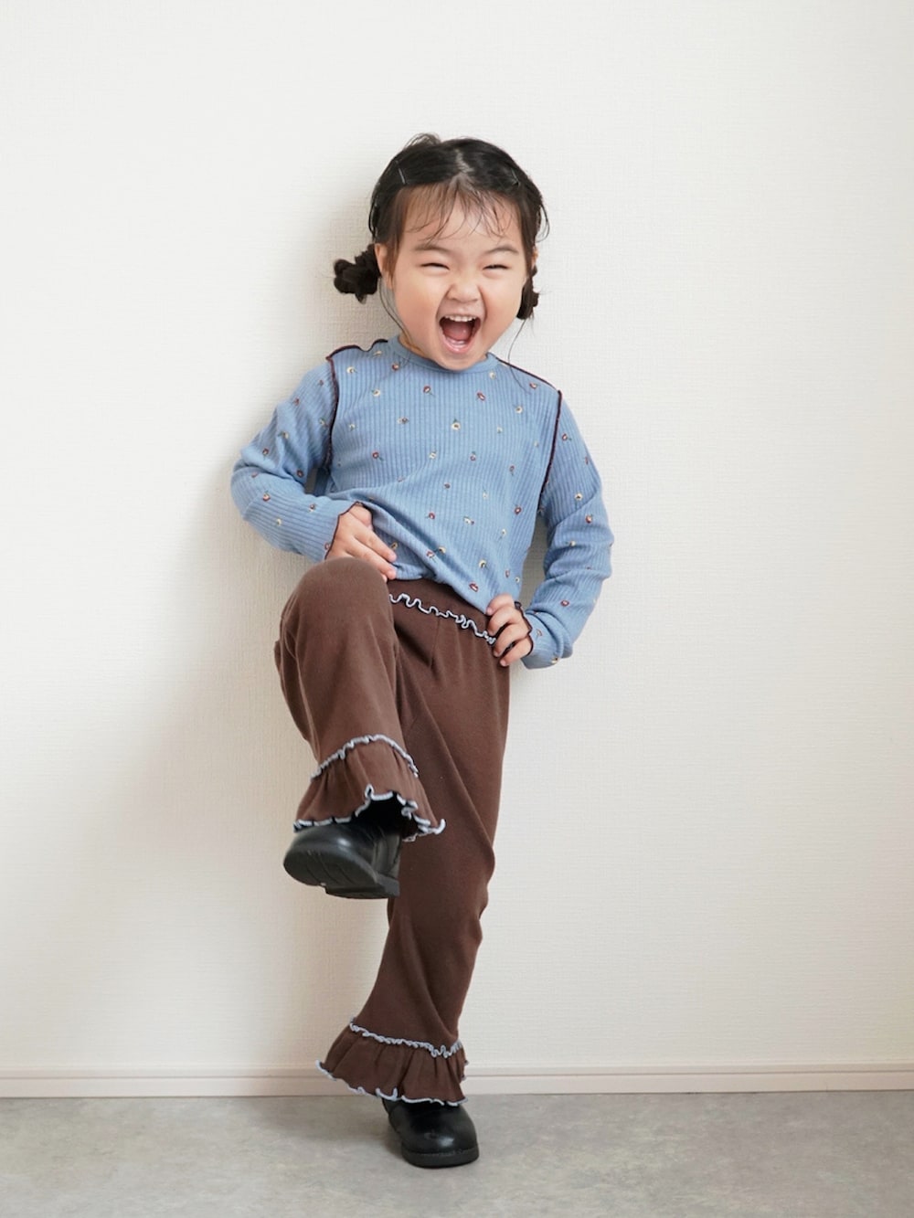 ブラック系のブーツ、ブルー系のTシャツ/カットソー、ブラウン系のその他パンツを着用したキッズの秋コーディネートの2枚目の写真